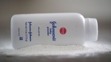 Imagen de una botella de talco de la marca Johnson & Johnson sobre polvo blanco.
