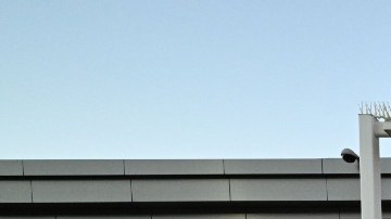 Imagen de carritos de supermercados frente a un acceso a una tienda Target.