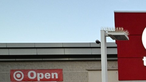 Imagen de carritos de supermercados frente a un acceso a una tienda Target.