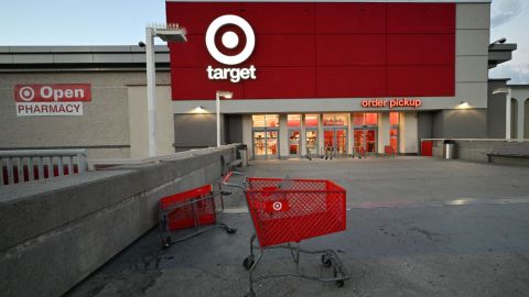 Imagen de carritos de supermercados frente a un acceso a una tienda Target.