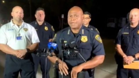 El jefe de la Policía de Houston Try Finner (centro) en la escena.