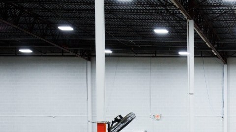 Cajas de Servicio Postal de los Estados Unidos USPS en una línea de empacado.