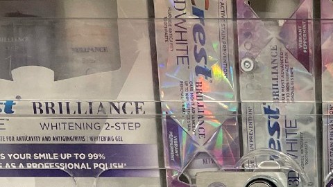 Estantería de productos asegurados con cajas y etiquetas de precios.