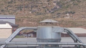 Las cajas de varios tráileres estacionadas en un gran almacén de la cadena Walmart.