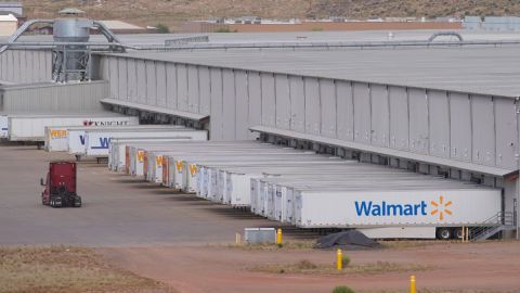 Las cajas de varios tráileres estacionadas en un gran almacén de la cadena Walmart.