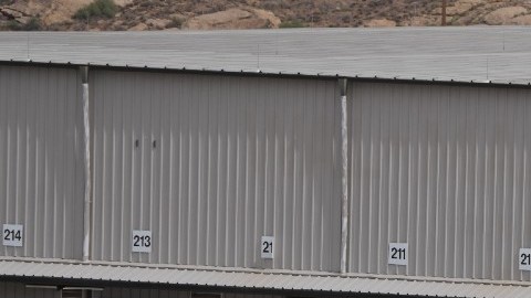 Imagen de un logotipo de la cadena Walmart, en medio de un parque de camiones de carga y cajas de tráiler.
