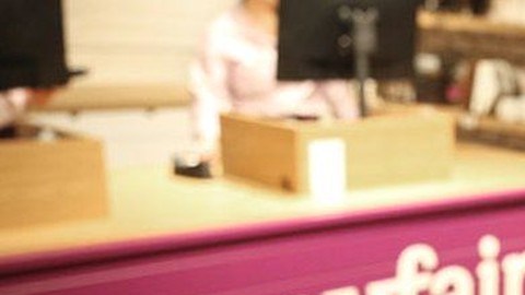 Imagen de una persona que sostiene una tablet que la apunta a un logotipo de la marca Wayfare en color púrpura.
