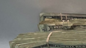 Armas, drogas y dinero confiscadas por las autoridades en una redada a un casino ilegal en Pomona.