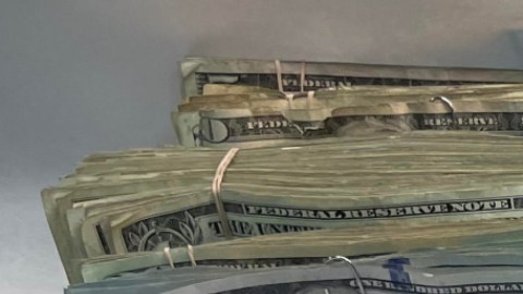 Armas, drogas y dinero confiscadas por las autoridades en una redada a un casino ilegal en Pomona.