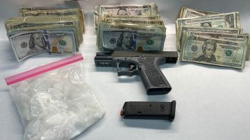 Armas, drogas y dinero confiscadas por las autoridades en una redada a un casino ilegal en Pomona.