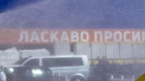 Un agente de rescate participa en un simulacro de accidente nuclear en Zaporiyia.