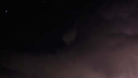 ¿Por qué no es seguro bañarse o lavar platos durante una tormenta eléctrica
