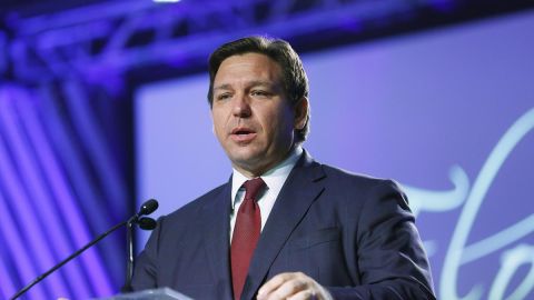 Ron DeSantis es demandado por migrantes.