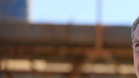 El gobernador de California, Gavin Newsom firma este año varias leyes que ofrecerán nuevas oportunidades a los trabajadores inmigrantes en California. (Getty Images)