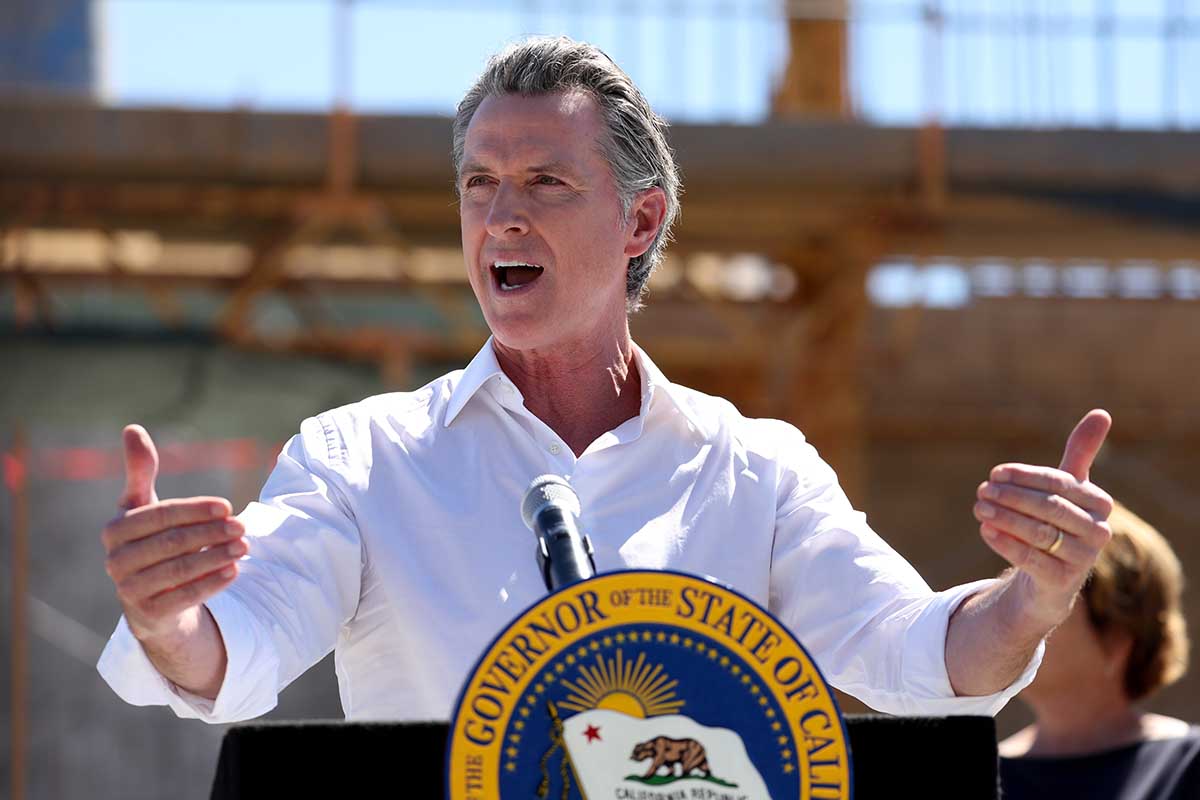 El gobernador de California, Gavin Newsom firma este año varias leyes que ofrecerán nuevas oportunidades a los trabajadores inmigrantes en California. (Getty Images)