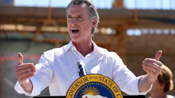 El gobernador de California, Gavin Newsom firma este año varias leyes que ofrecerán nuevas oportunidades a los trabajadores inmigrantes en California. (Getty Images)