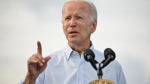 El presidente no está de acuerdo con las burlas contra el esposo de Nancy Pelosi.