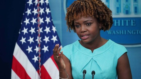 Karine Jean-Pierre explicó sobre el grupo que buscará combatir el antisemitismo.