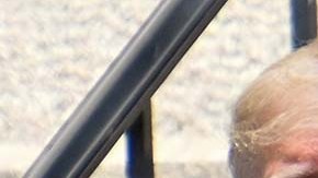 Donald Trump le exigió a un ejecutivo de su empresa le diera sus acciones a su esposa.