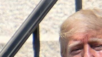 Donald Trump le exigió a un ejecutivo de su empresa le diera sus acciones a su esposa.