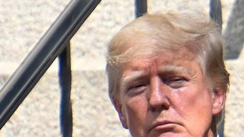 Donald Trump le exigió a un ejecutivo de su empresa le diera sus acciones a su esposa.