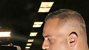 Steve Bannon sale esposado del edificio federal en Nueva York.