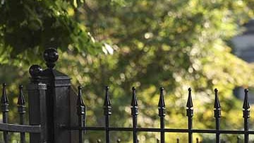 Migrantes afuera de la residencia de la Vicepresidenta Harris esperando por respuestas.