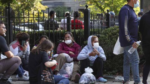 Migrantes afuera de la residencia de la Vicepresidenta Harris esperando por respuestas.