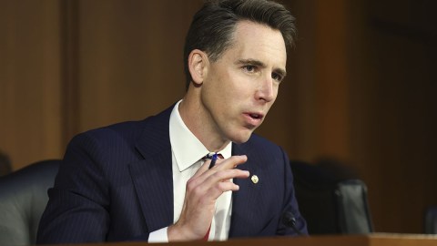 El republicano Hawley presenta su ley como solución para el problema migratorio.
