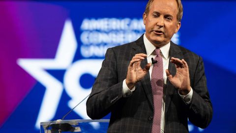 Ken Paxton no quiso recibir los documentos de la demanda federal.