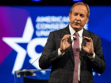 Ken Paxton no quiso recibir los documentos de la demanda federal.