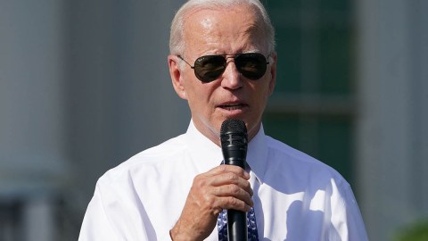 El presidente Biden dio las declaraciones en entrevista, pero anexó que siguen al pendiente de las variantes de la enfermedad.