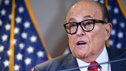 Giuliani enfrenta severos problemas legales.