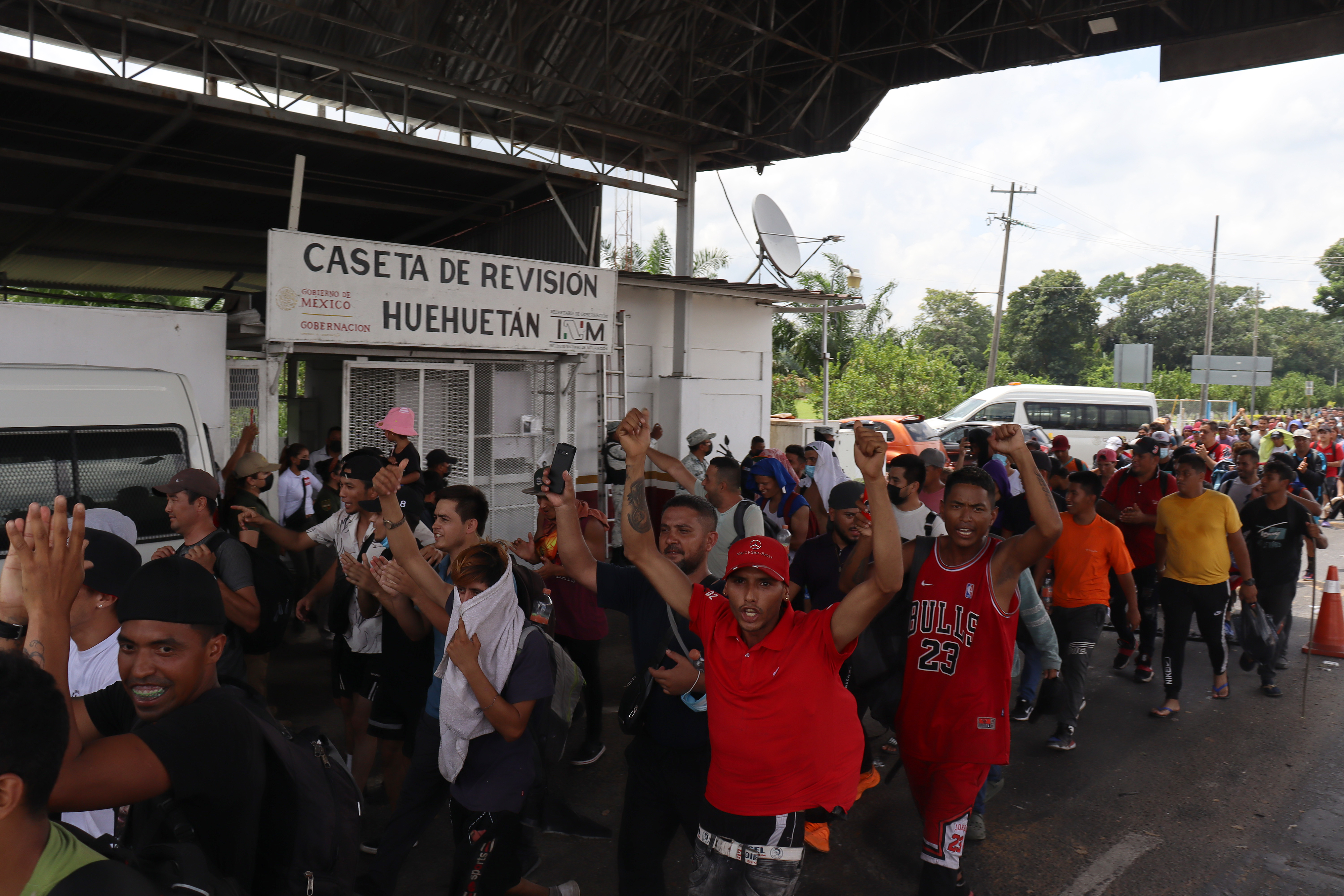 Caravana migrante sale del sur de M xico en busca de permisos para