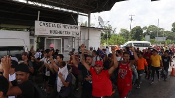 Unos 400 migrantes salieron en caravana hacia Oaxaca en busca de permisos para cruzar por México.