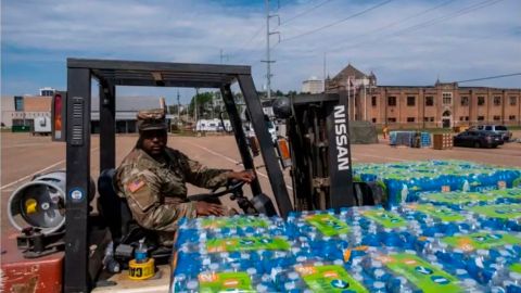 ¿Cómo es posible que se haya quedado sin agua potable una ciudad de 200.000 habitantes en EE.UU.?