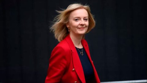 Quién es Liz Truss, la nueva primera ministra de Reino Unido que "caminará directo hacia el huracán"