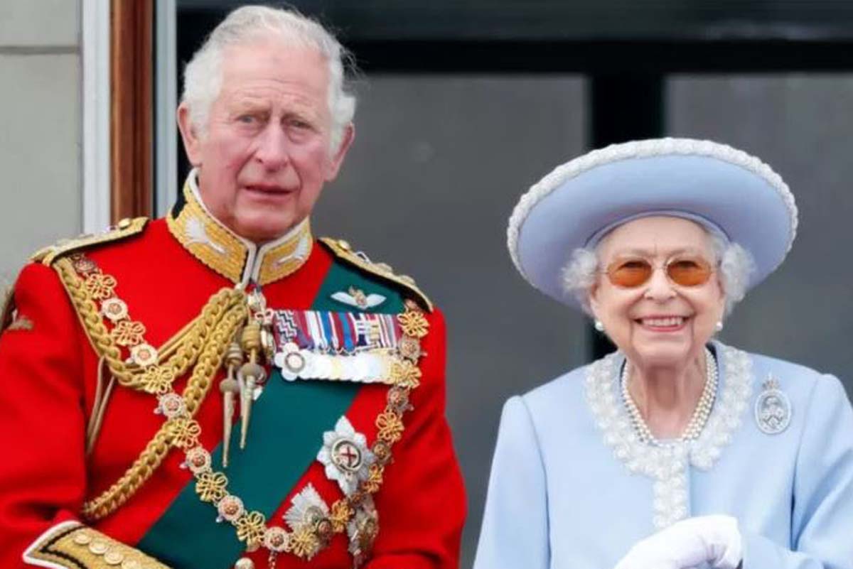Carlos III con su madre, la reina Isabel II.