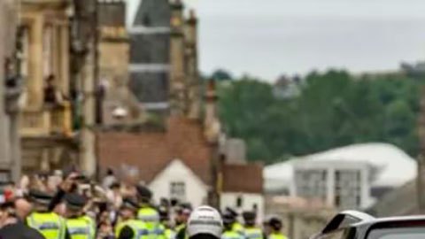 El arresto de personas protestando contra la monarquía en Reino Unido genera preocupaciones por la libertad de expresión