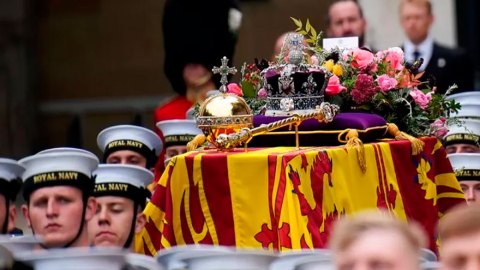 Cuáles son los símbolos que adornan el féretro de la reina Isabel II