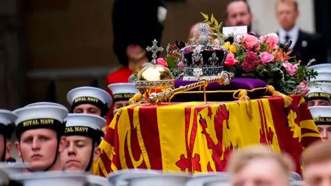 Cuáles son los símbolos que adornan el féretro de la reina Isabel II