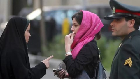 Cómo funciona la "policía de la moral" acusada de matar a golpes a una joven en Irán, desatando fuertes protestas