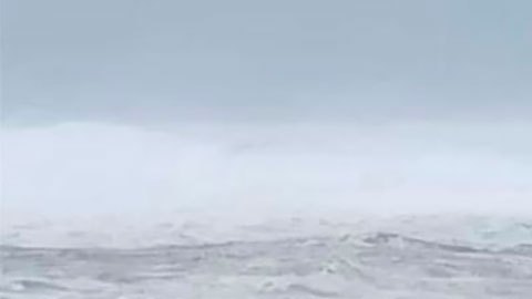 La tormenta Fiona deja casas arrastradas al mar y a miles de personas sin electricidad tras su "histórico" paso por Canadá