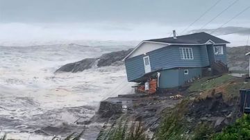 La tormenta Fiona deja casas arrastradas al mar y a miles de personas sin electricidad tras su "histórico" paso por Canadá