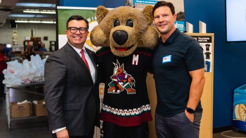 Los Coyotes de Arizona a es el único equipo de la NHL que cuenta con un grupo de propietarios latinos.