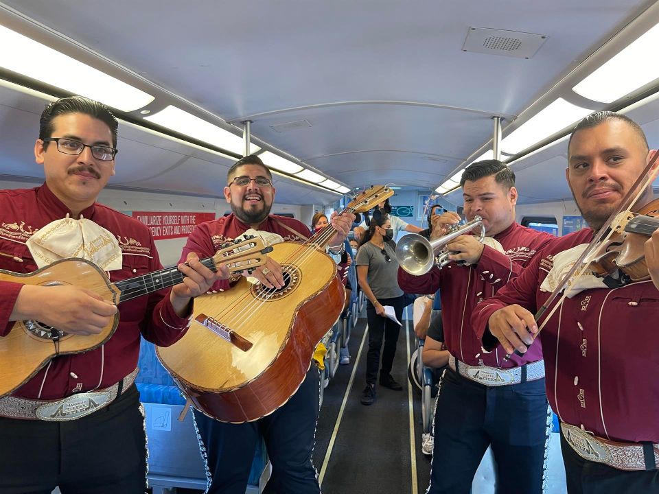 With a mariachi serenade they celebrate Hispanic Heritage Month in Los Angeles