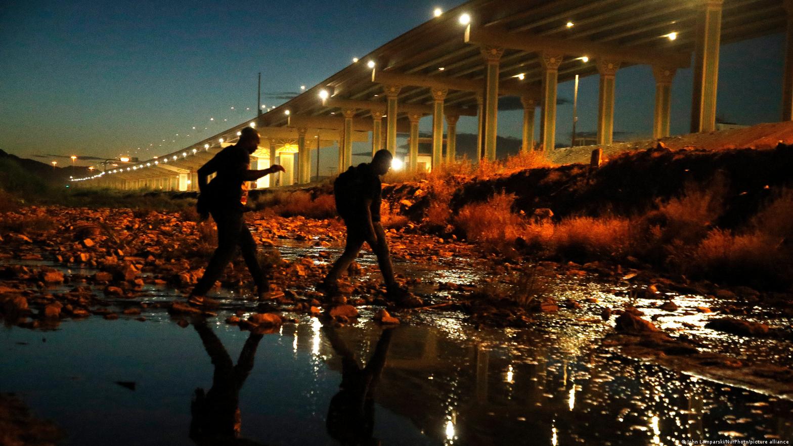 Cientos De Migrantes Venezolanos Cruzan A Estados Unidos Por El Río ...