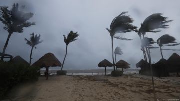 Huracán Kay baja a categoría 1 al avanzar a costas de México