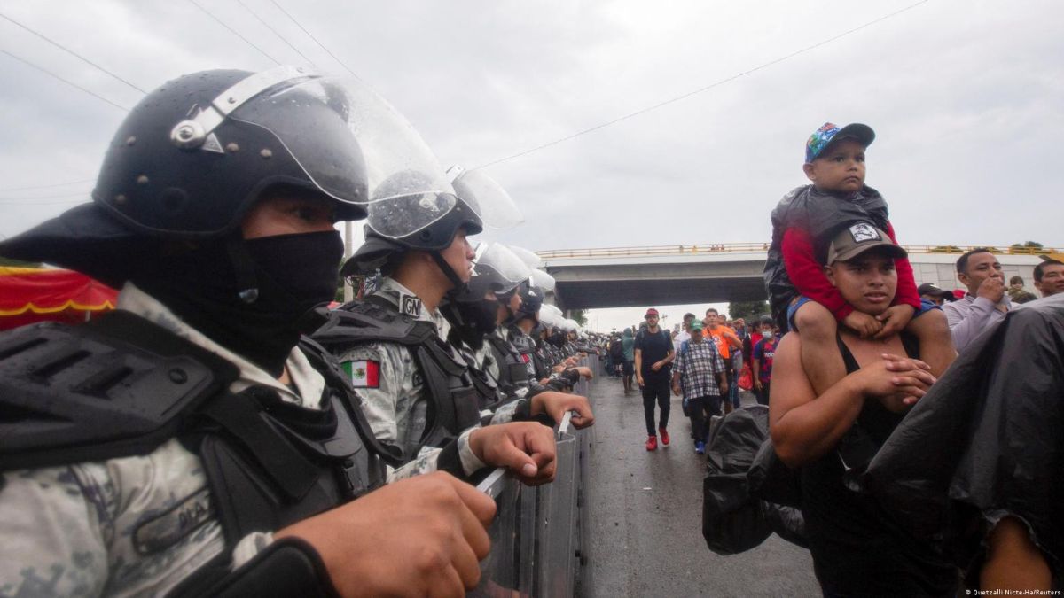 Miembros de la Guardia Nacional vigilan una carretera del sureste de México, durante el paso de una caravana de migrantes. (06.06.2022)