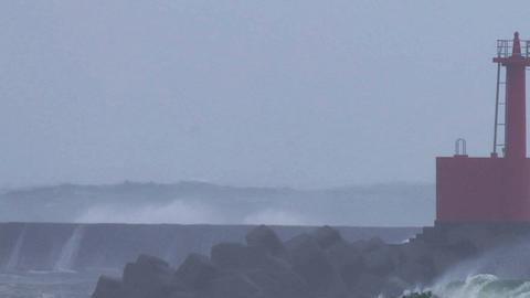 Altas olas se estrellan en las costas de la prefectura de Miyazaki, oeste de Japón y la región Kyusyu, ante la proximidad del tifón Nanmadol.